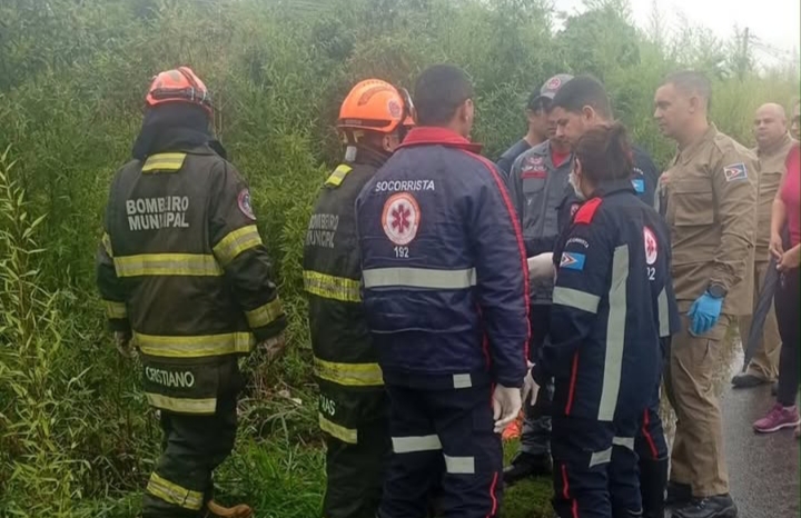 Carro capota e cai em barranco na Hermenegildo Tonoli